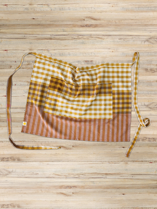 Yellow plaid bistro apron with two front pockets.